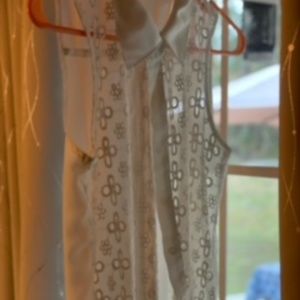 Sleeveless light shirt
